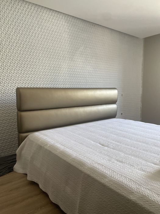 Cama com cabeceira dourada