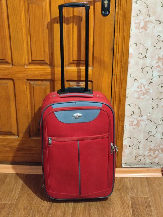 Валіза містка Roncato червона велика 35*20*54 см з ручкою та відділами