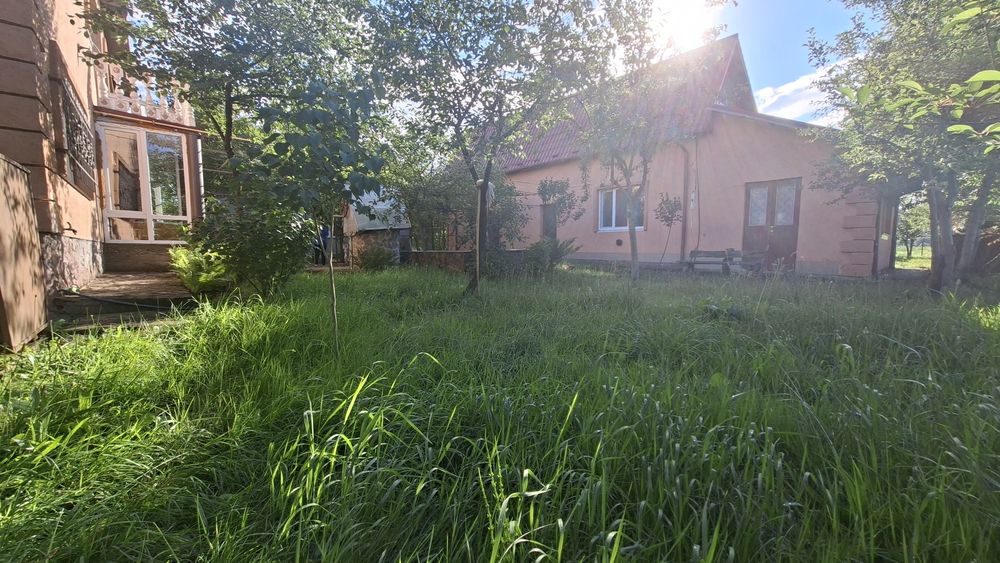 Продаж просторого будинку у передмісті  Івано-Франківська . Площа 235 м2. Земельна ділянка 25 соток. 2 Гаражі . Басейн. Комунікації. 15 км до міста