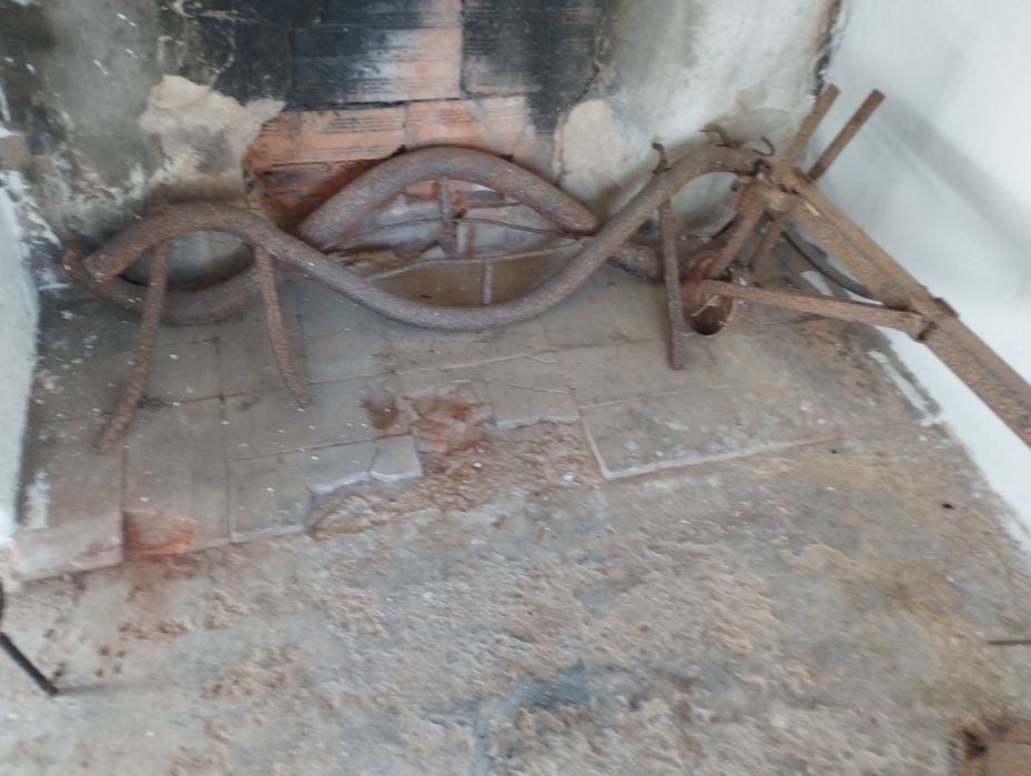 arados , cangas e estrutura em madeira para transporte.