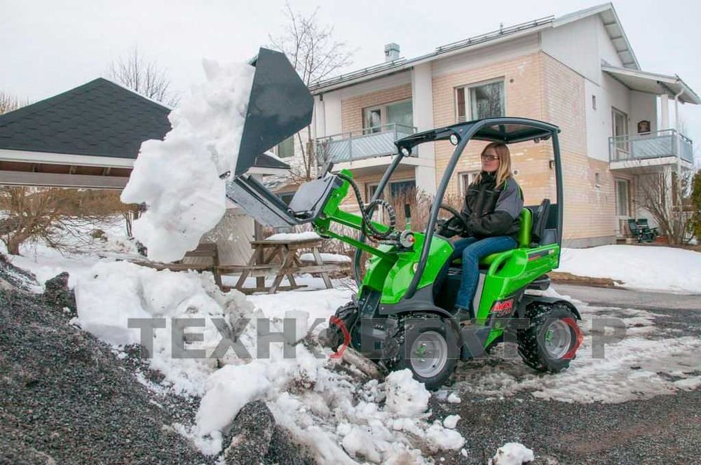 Універсальний мінінавантажувач Авант Avant, модель 220-та.