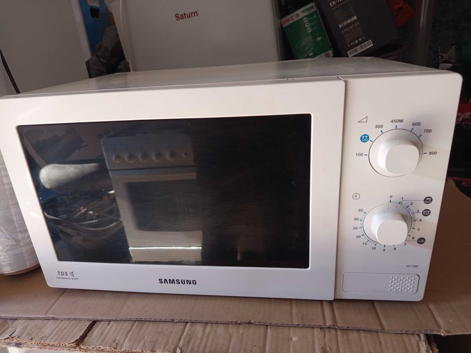 Микроволновка SAMSUNG ME712BR.
