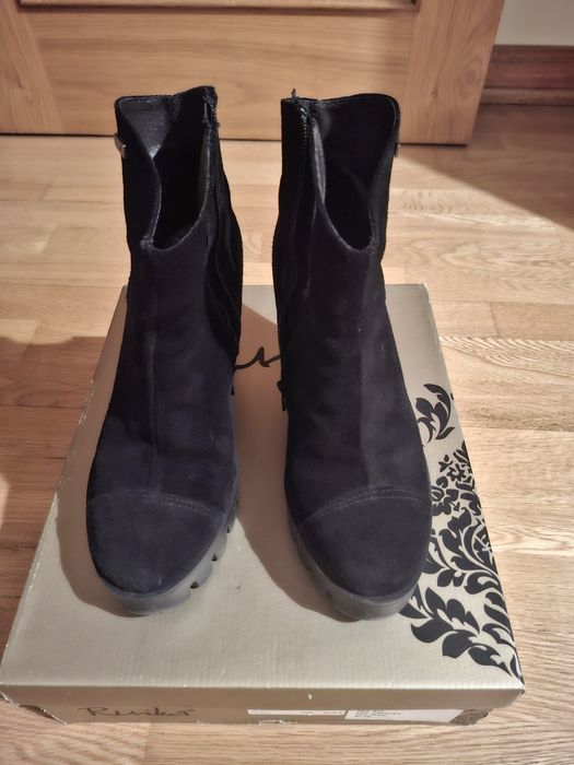 Botins em camurça da marca Ruika