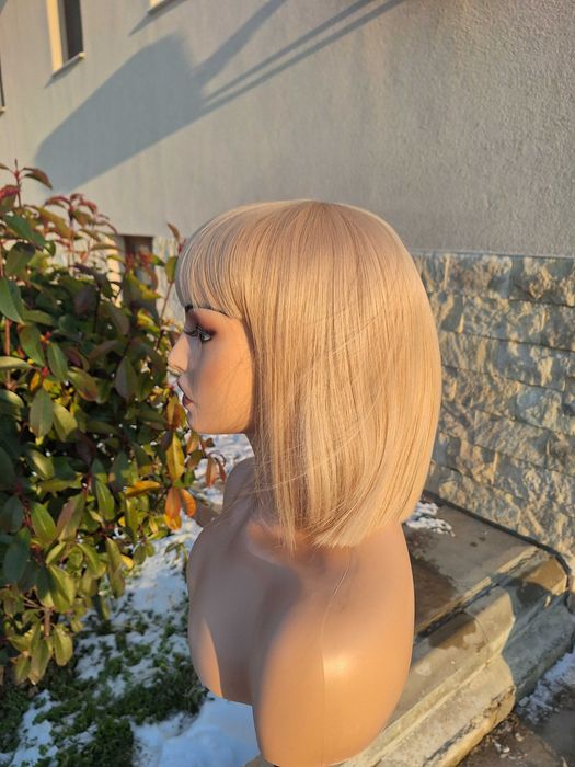 Krótka peruka bob blond z grzywką
