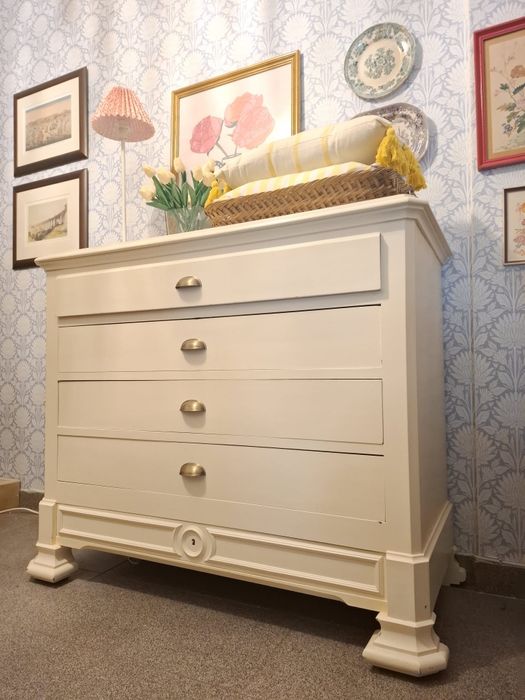 Cómoda Lacada Branca. Oferecemos a entrega na zona de Lisboa.