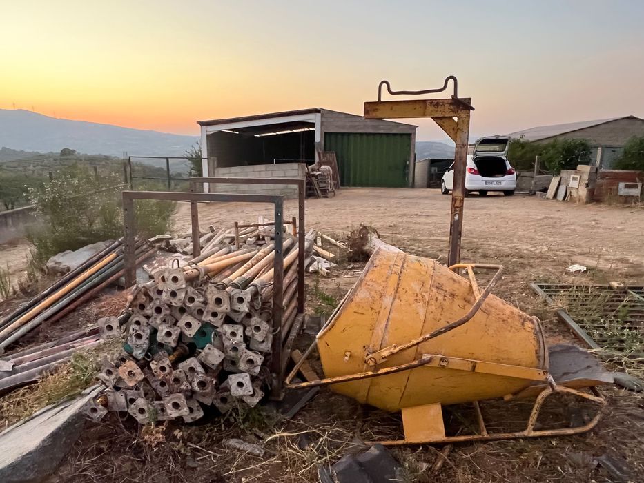 Pallet rack, concrete bucket, and braces64285002039811123