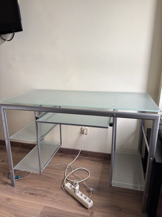 Mesa de escritório de vidro temperado com suporte para teclado