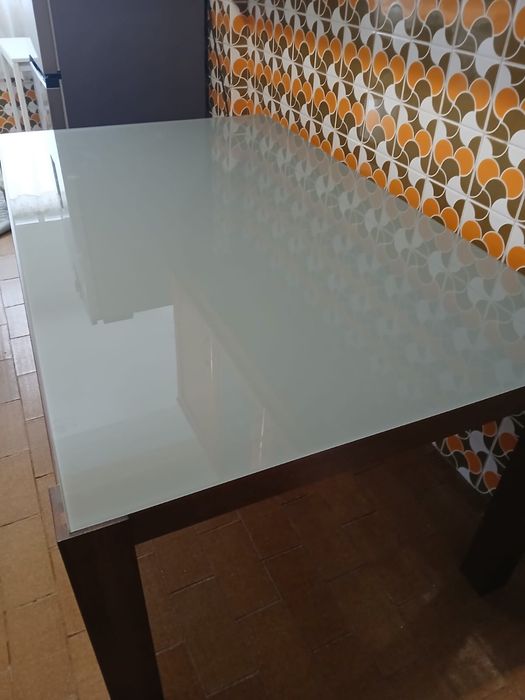 Mesa com vidro fosco e madeira maciça