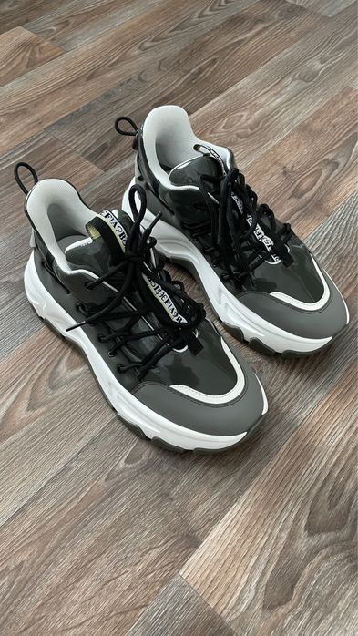 Продам женские кроссовки Fabi