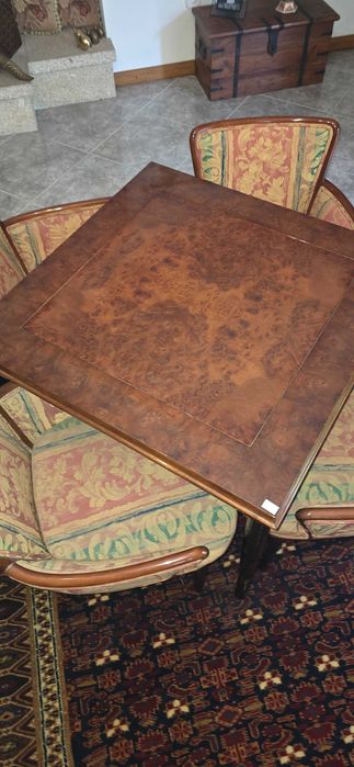 Mesa de jogo em madeira