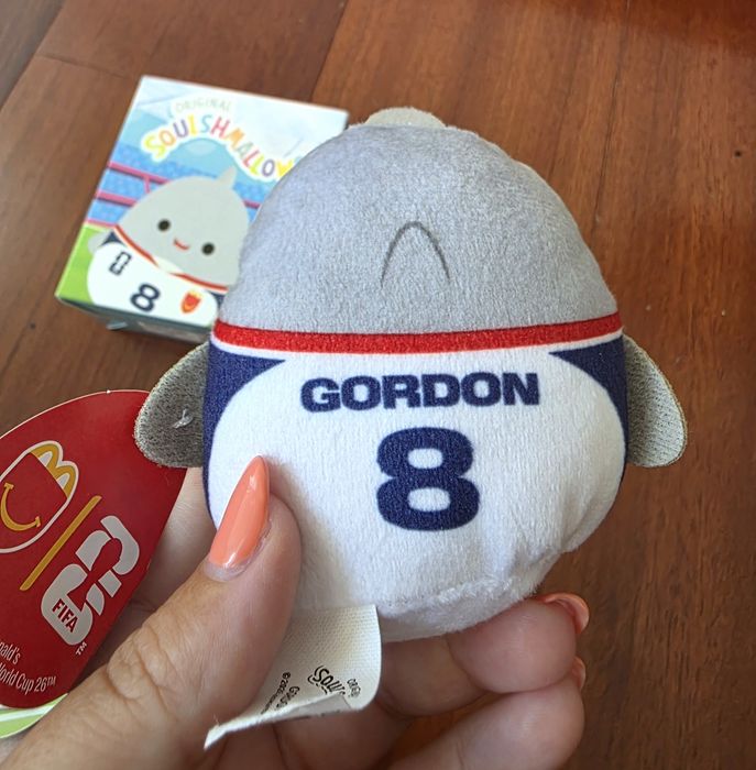 Squishmallow FIFA Mundial 2026 - Tubarão Gordon 8
Gato Morango Olma 2 e Tubarão Gordon 8