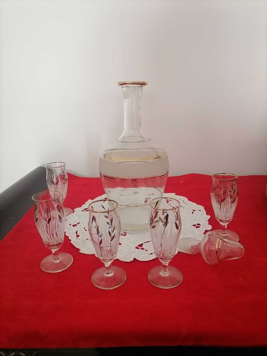 Licoreira com cinco copos em vidro