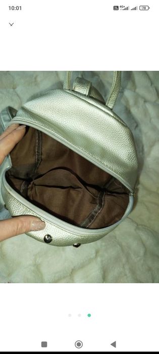 Рюкзак сріблястий та чорний.