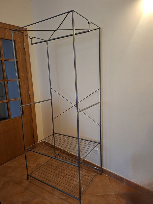 Guarda fatos desmontável