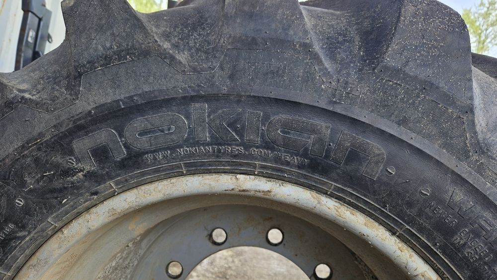 Sprzedam opony z felgami 4 sztuki nokian 600/50 22,5 24 pr TANIO