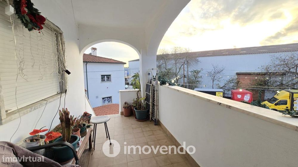 Prédio urbano, com três T4 e garagem, em Asseiceira, Tomar