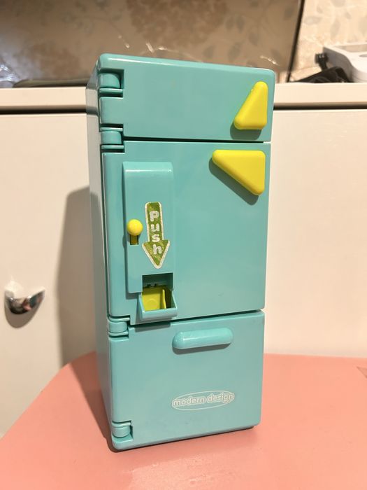 Іграшковий холодильник