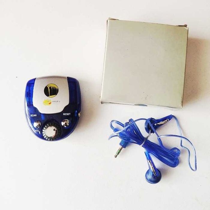 Radio FM a pilhas AAA 6x7cm com auriculares e caixa