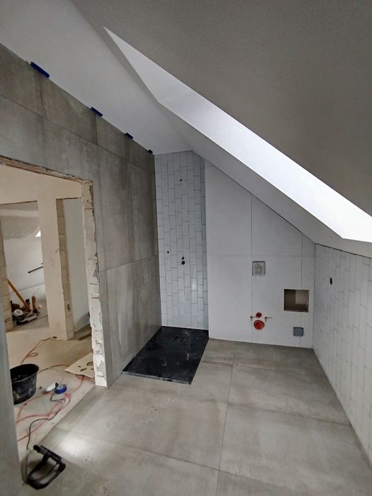 łazienki. kafelki. korytarze. schody. przedpokoje.