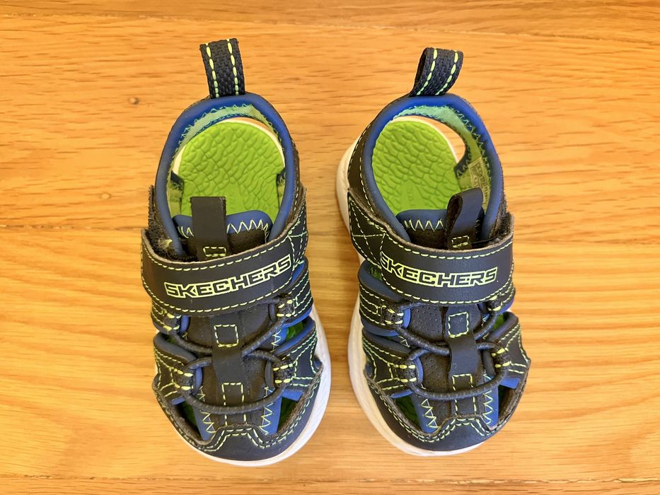 NOVAS - Sandálias Sketchers para criança