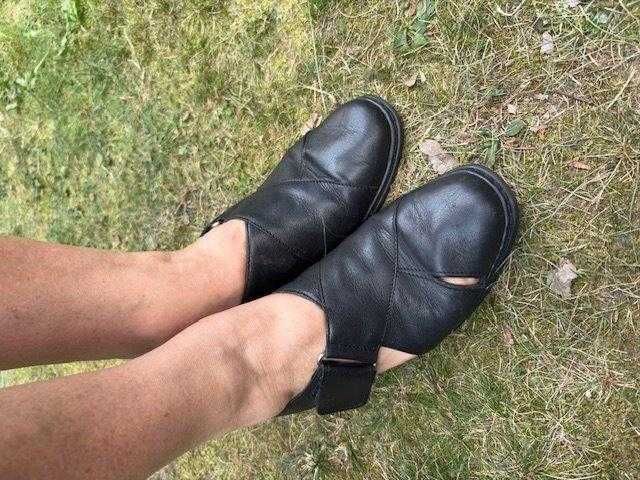 sandały czarne skórzane roz 37 zakryte palce dł24 Caprice +kosmetyczka