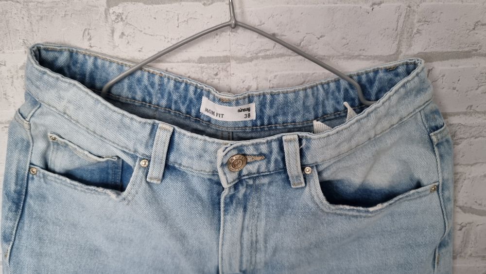 Spodnie jeansowe mom fit z przetarciami