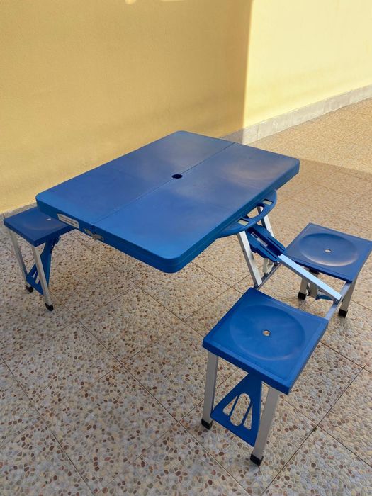 Conjunto de mesa e cadeiras portatil
