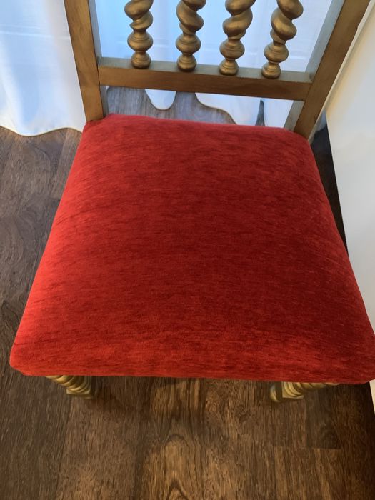 Cadeira vermelha e dourada