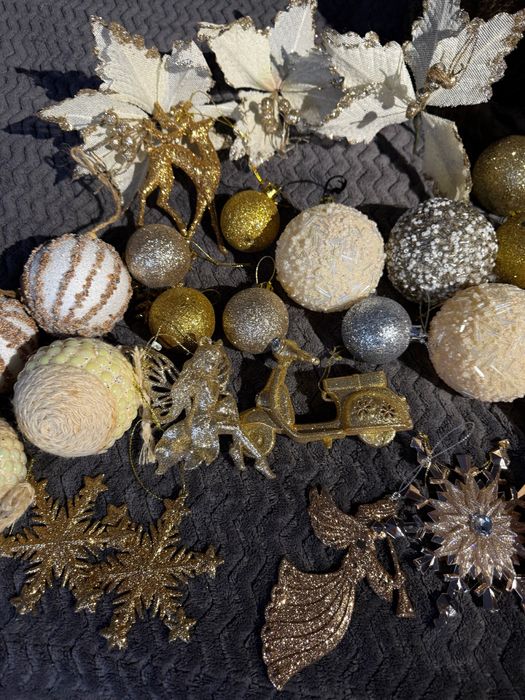 Набір новорічних іграшок у золотому та білому кольорах