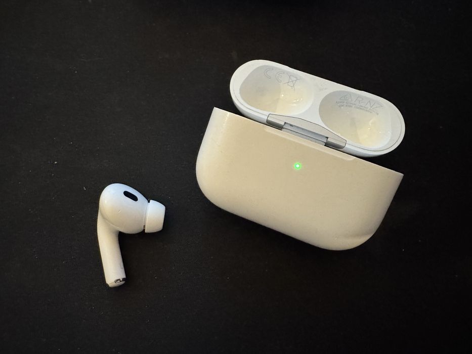 AirPods Pro 2 (caixa e lado esquerdo)