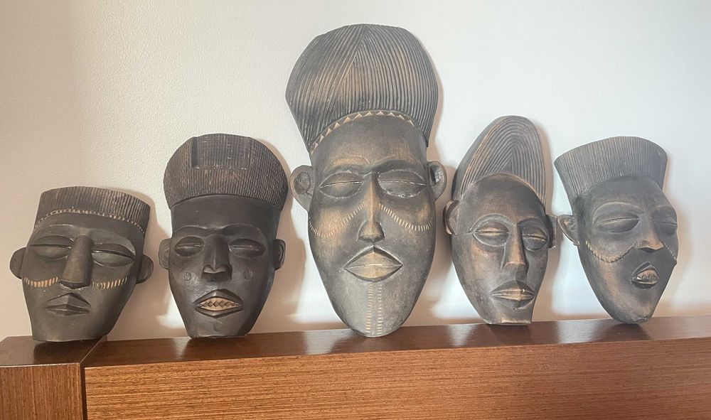 Conjunto de 5 mascaras Africanas vintage, peças artesanais esculpidas em madeira