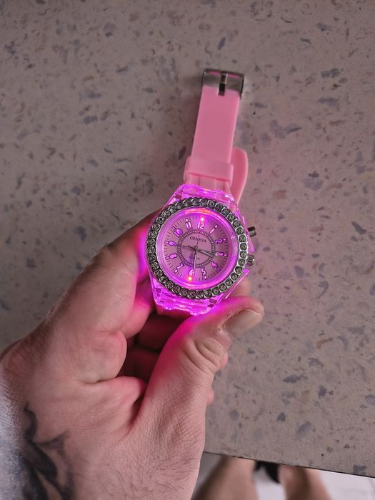 Nowy damski zegarek świeci różnymi kolorami