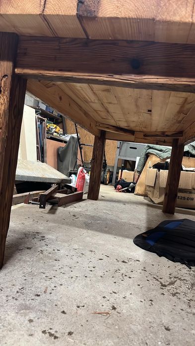 Meble z Duszą: Ręcznie Wykonane ze Starych Ciosanych Belek