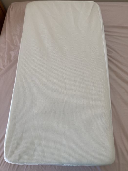 Conjunto como novo para berço: Colchão, lençóis e edredões