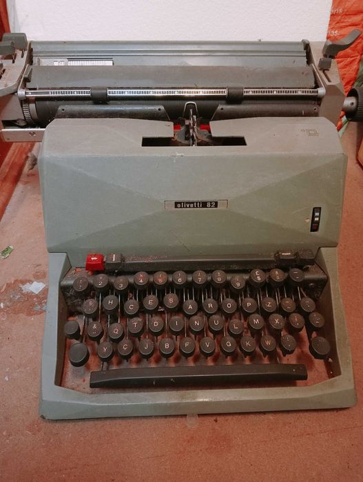 Máquina de escrever Olivetti 82
