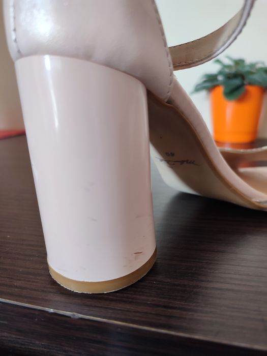 Шкіряні босоніжки на підборах