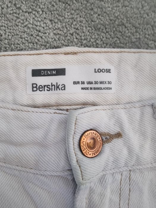 Białe spodnie bershka