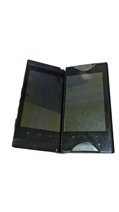 Kyocera m9300 (Первый телефон с двумя экранами)