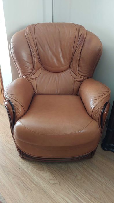 Sofá-cama em pele muito estimado + poltrona de oferta