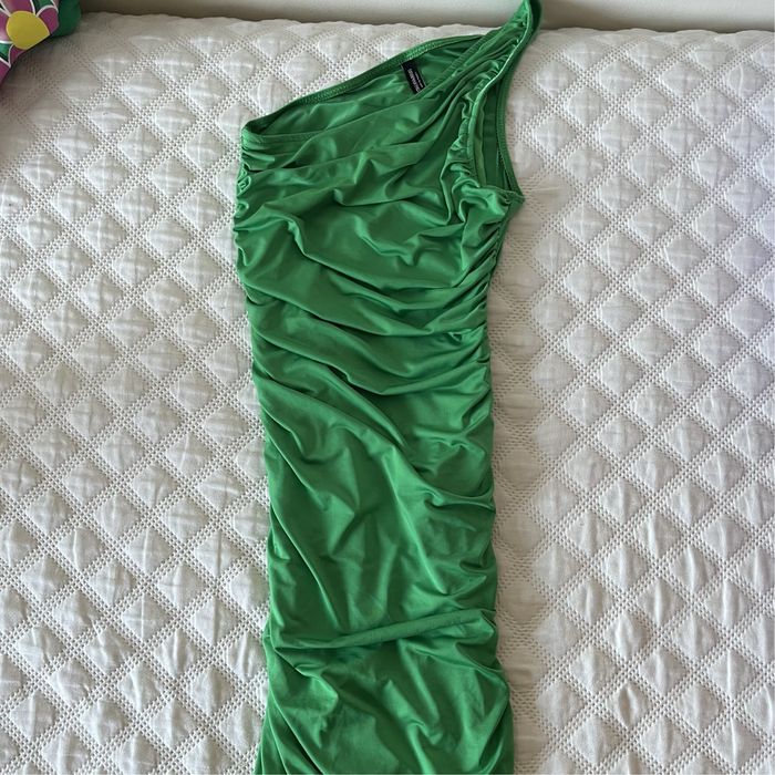 Vestido justo ao corpo verde