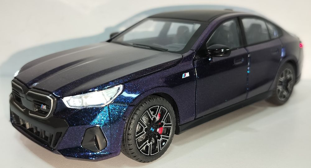 BMW i5 M60 модель 1:24 NEWAO Toys Металл звук свет
