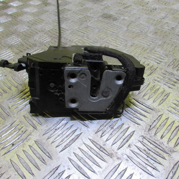 Замок дверей праві Renault Trafic 3 Opel Vivaro двери Трафик Виваро т3