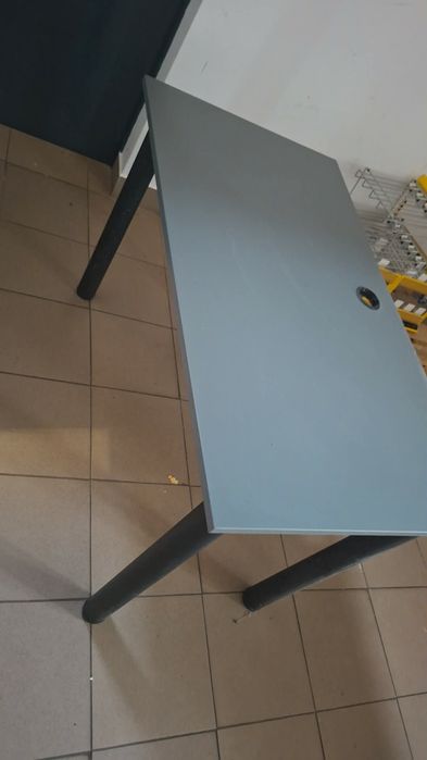 Stół biurowy z wejściem na kabel