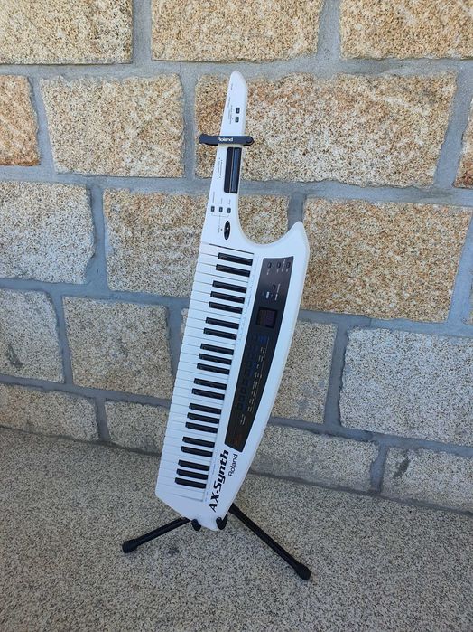 Roland Ax-Synth, Caixa e Suporte