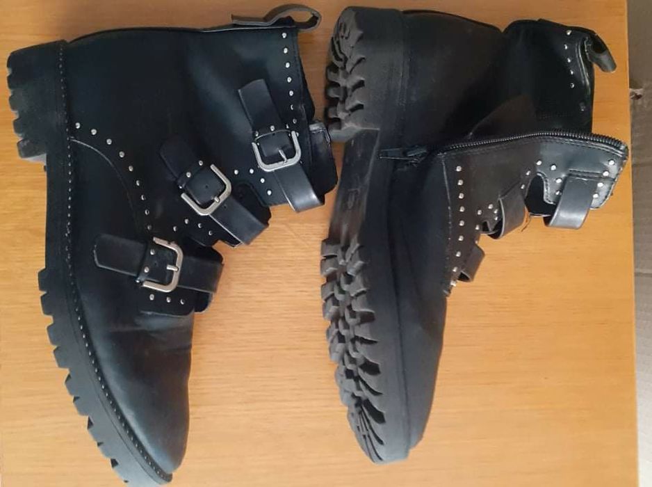 Botas pretas de pele