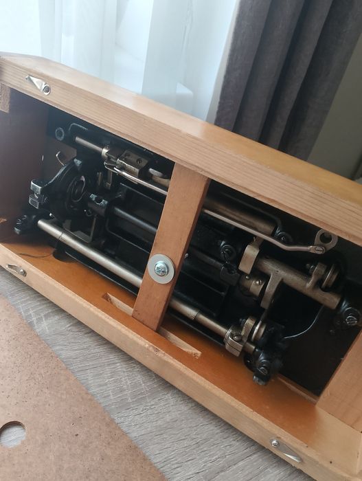 Швейна машина  Minerva  прямострочна.