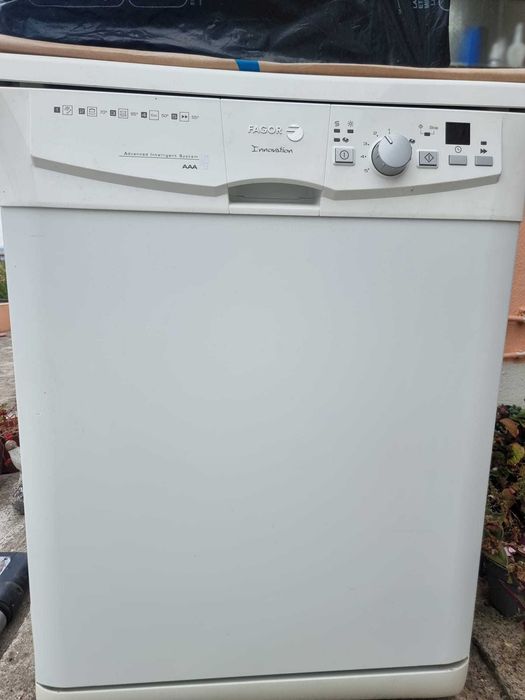 Máquina de lavar louça da marca Fagor, modelo Innovation.