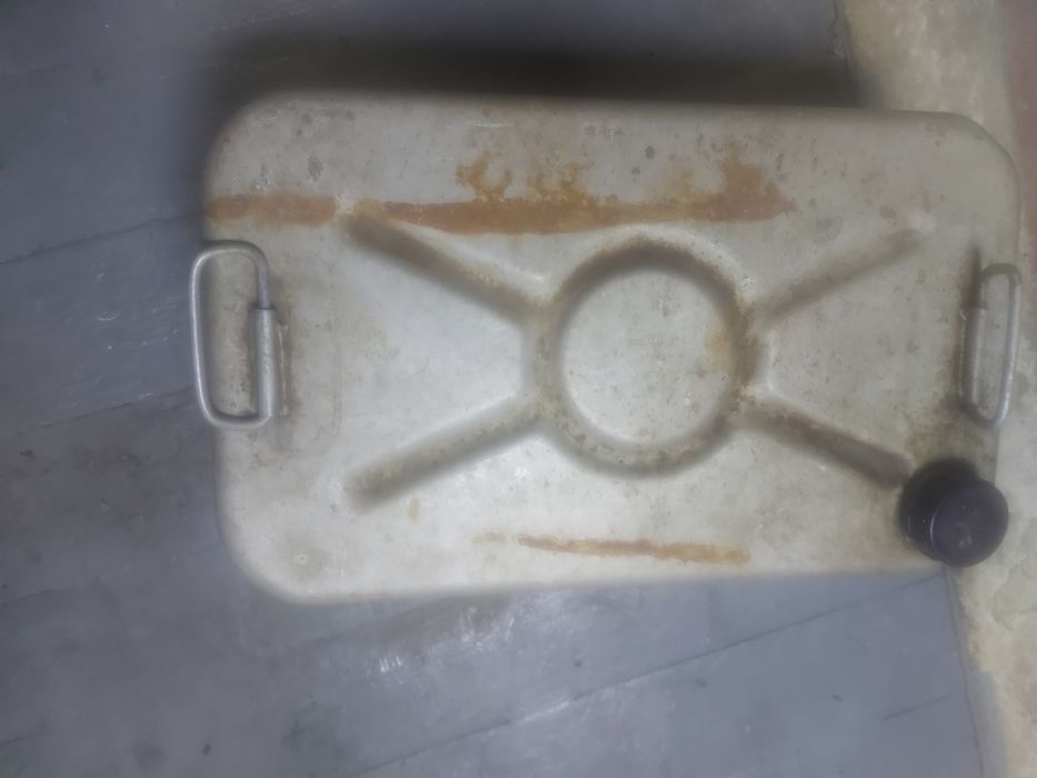 Продам канистру.А также остатки дизеля 100 литров .