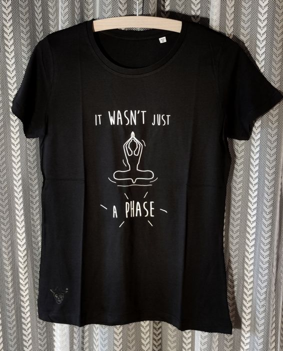 T-shirts "Não Era Apenas Uma Fase" pretas mulher II