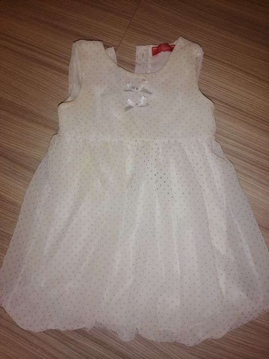 Roupa de menina impecável